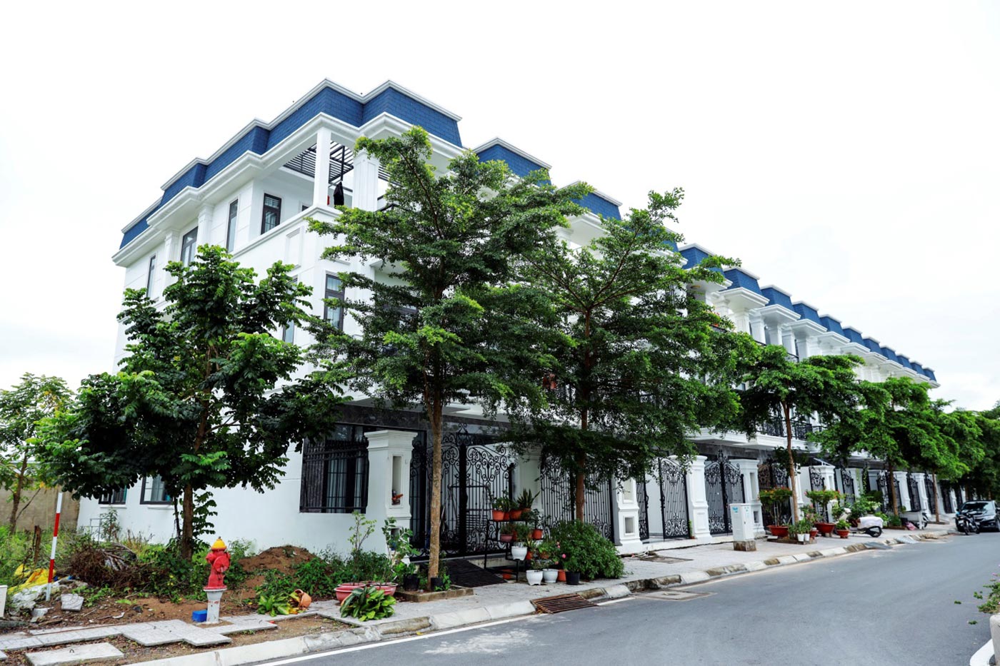 Việc sở hữu nhiều ưu điểm vượt trội khiến shophouse có giá thành khá cao so với các sản phẩm bất động sản khác